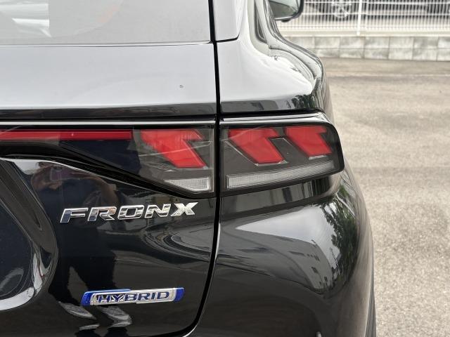 フロンクス ベースグレード　禁煙車　全周囲カメラ　純正ナビ　フルセグＴＶ　ハーフレザーシート　ＥＴＣ　シートヒーター　追従クルーズコントロール　ＢＳＭ　ＬＥＤヘッドライト　Ｑｉ充電　ＥＴＣ　純正１６インチアルミ　プッシュスタート（52枚目）