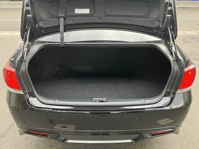 クラウンハイブリッド アスリートＧ　禁煙車　サンルーフ　黒革　メーカーナビ　フルセグＴＶ　ＬＥＤヘッド　バックカメラ　シートメモリー　プッシュスタート　追従クルーズコントロール　パワーシート　純正１８インチＡＷ　ＥＴＣ　オートライト（13枚目）