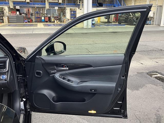 クラウンハイブリッド アスリートＧ　禁煙車　サンルーフ　黒革　メーカーナビ　フルセグＴＶ　ＬＥＤヘッド　バックカメラ　シートメモリー　プッシュスタート　追従クルーズコントロール　パワーシート　純正１８インチＡＷ　ＥＴＣ　オートライト（65枚目）