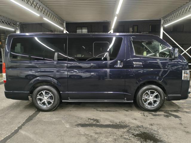 ハイエースバン スーパーＧＬ　ダークプライムＩＩ　純正ナビ／全周囲モニター／衝突軽減ブレーキ／純正１５インチアルミホイール／ヒッチメンバー／ＡＣ１００Ｖ／スマートキー／プッシュスタート／オートエアコン／ドライブレコーダー／フロントフォグランプ／（24枚目）