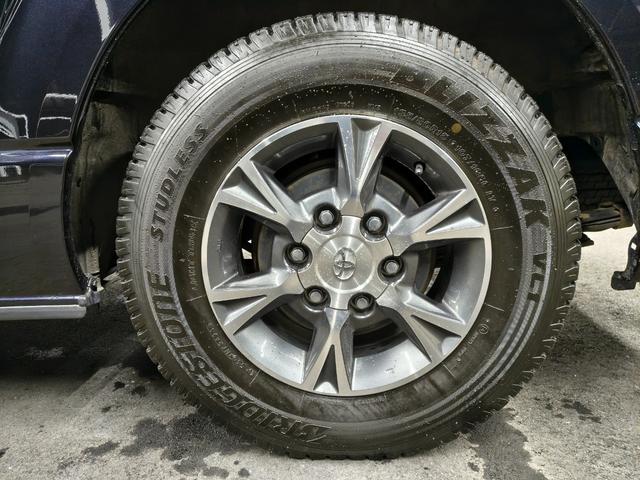 ハイエースバン スーパーＧＬ　ダークプライムＩＩ　純正ナビ／全周囲モニター／衝突軽減ブレーキ／純正１５インチアルミホイール／ヒッチメンバー／ＡＣ１００Ｖ／スマートキー／プッシュスタート／オートエアコン／ドライブレコーダー／フロントフォグランプ／（52枚目）