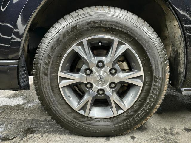 ハイエースバン スーパーＧＬ　ダークプライムＩＩ　純正ナビ／全周囲モニター／衝突軽減ブレーキ／純正１５インチアルミホイール／ヒッチメンバー／ＡＣ１００Ｖ／スマートキー／プッシュスタート／オートエアコン／ドライブレコーダー／フロントフォグランプ／（53枚目）