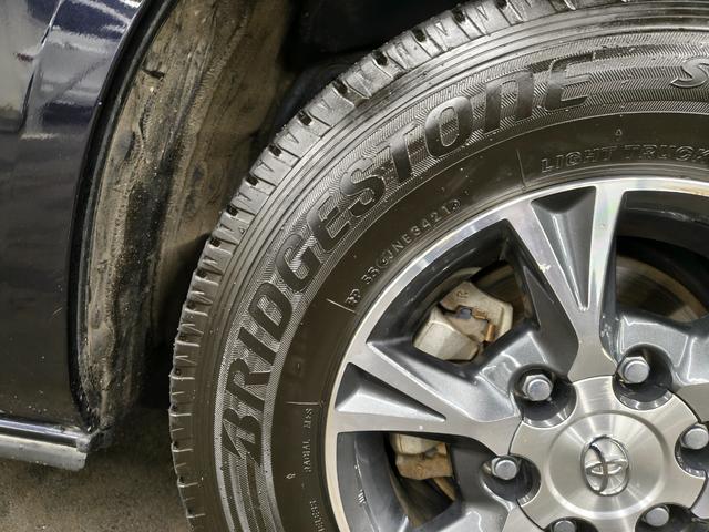 ハイエースバン スーパーＧＬ　ダークプライムＩＩ　純正ナビ／全周囲モニター／衝突軽減ブレーキ／純正１５インチアルミホイール／ヒッチメンバー／ＡＣ１００Ｖ／スマートキー／プッシュスタート／オートエアコン／ドライブレコーダー／フロントフォグランプ／（56枚目）