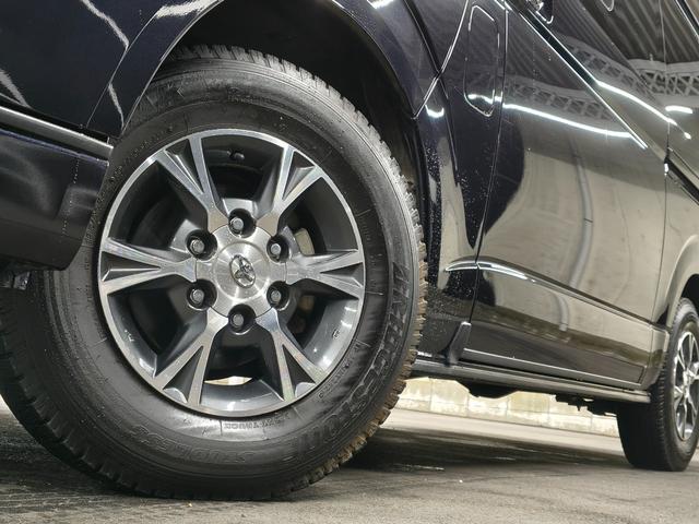 ハイエースバン スーパーＧＬ　ダークプライムＩＩ　純正ナビ／全周囲モニター／衝突軽減ブレーキ／純正１５インチアルミホイール／ヒッチメンバー／ＡＣ１００Ｖ／スマートキー／プッシュスタート／オートエアコン／ドライブレコーダー／フロントフォグランプ／（58枚目）