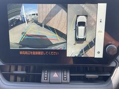 【パノラミックビューモニター】を装備しております。全周囲カメラで危険察知。狭い駐車場でも安心して駐車できますね。 3