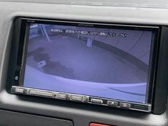 【カラーバックモニター】を装備しております。リアの映像がカラーで映し出されますので日々の駐車も安心安全です。 3