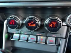 乗る人それぞれの体調や温感に合わせて、運転席・助手席で別々の温度調整が可能！設定温度をコントロールダイヤルないに表示するなどし、先進的なデザインを実現！ 6