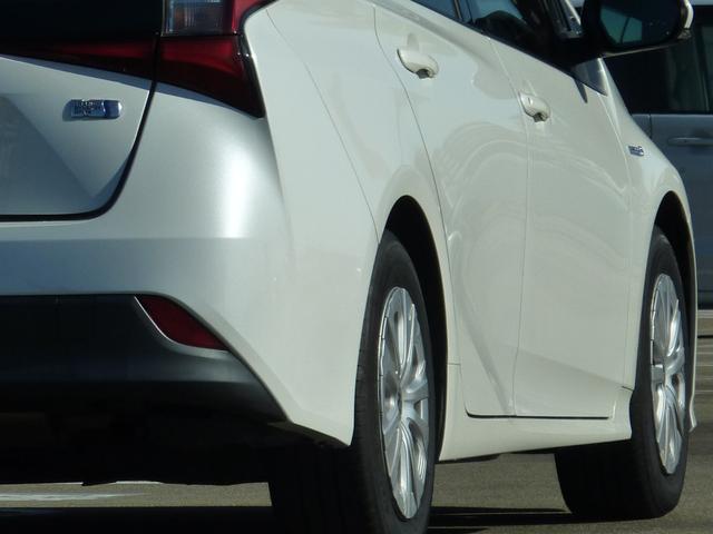 プリウス Ｓ　後期型　純正ナビ　トヨタセーフティセンス　バックカメラ　ＬＥＤヘッドライト　レーダークルーズコントロール　　ＥＴＣ　プッシュスタート　Ｂｌｕｅｔｏｏｔｈ　純正１５インチアルミホイール　オートハイビーム（9枚目）