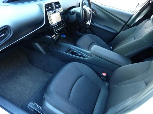 プリウス Ｓ　後期型　純正ナビ　トヨタセーフティセンス　バックカメラ　ＬＥＤヘッドライト　レーダークルーズコントロール　　ＥＴＣ　プッシュスタート　Ｂｌｕｅｔｏｏｔｈ　純正１５インチアルミホイール　オートハイビーム（12枚目）