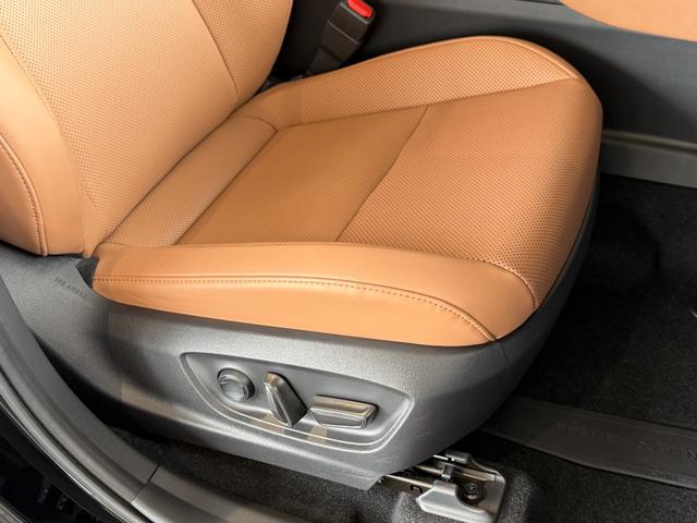 クラウンスポーツ Ｚ　パノラマルーフ　パノラミックビューモニター　ブラウンレザーシート　デジタルインナーミラー　ＥＴＣ２．０　２１インチアルミ　パワーシート　電動リアゲート　置くだけ充電　シートヒーター　シートクーラー（40枚目）
