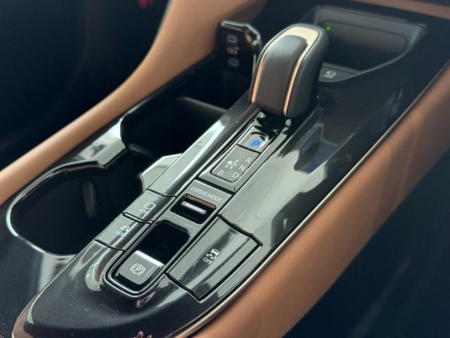 クラウンスポーツ Ｚ　パノラマルーフ　パノラミックビューモニター　ブラウンレザーシート　デジタルインナーミラー　ＥＴＣ２．０　２１インチアルミ　パワーシート　電動リアゲート　置くだけ充電　シートヒーター　シートクーラー（59枚目）