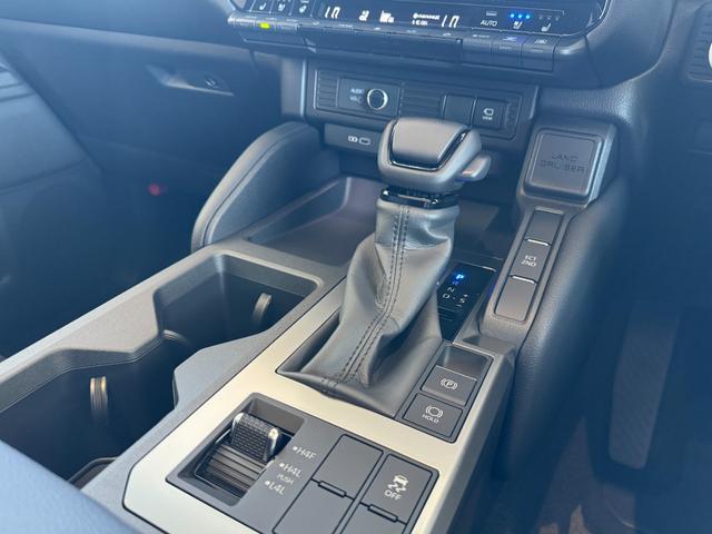 ランドクルーザー250 VX サンルーフ パノラミックビューモニター デジタルインナーミラー ブラインドスポットモニター 純正18インチアルミホイール 電動リアゲート おアワーバックドア ルーフレール トヨタチームメイト(66枚目)