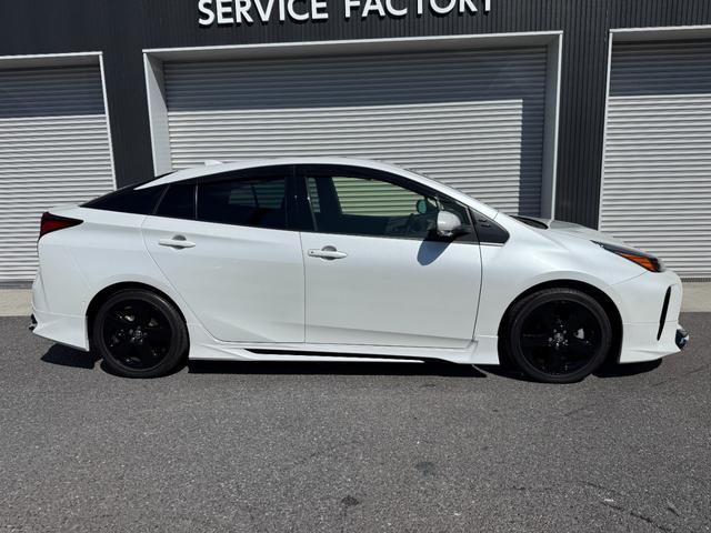 プリウス Ａツーリングセレクション・ブラックエディション　８インチディスプレイオーディオ　モデリスタエアロ　デジタルミラー　ＴＶ視聴　パノラミックビューモニター　シートヒーター　ＡＣ１００Ｖ　純正１７インチアルミホイール　レーダー　ＥＴＣ２．０　ドラレコ前後（12枚目）