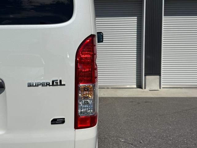 ハイエースバン 7インチナビ デジタルミラー 両側PWスライド パノラミックビュー 4WD バックカメラ TV ステアリングスイッチ 純正タイヤ プッシュスタート オートハイビーム スペアタイヤ 電動格納ミラー(28枚目)
