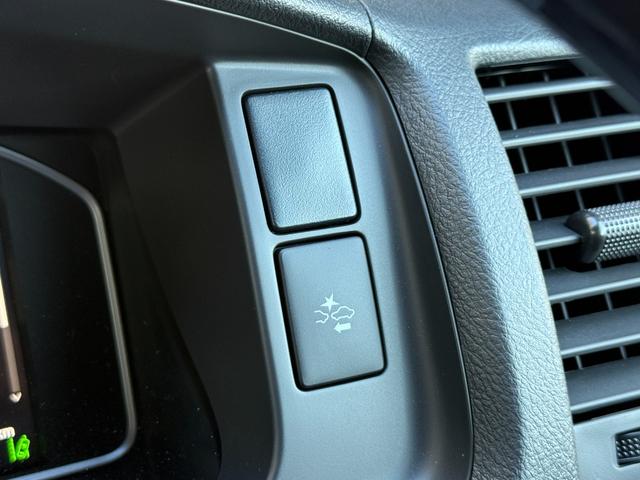 ハイエースバン 7インチナビ デジタルミラー 両側PWスライド パノラミックビュー 4WD バックカメラ TV ステアリングスイッチ 純正タイヤ プッシュスタート オートハイビーム スペアタイヤ 電動格納ミラー(62枚目)