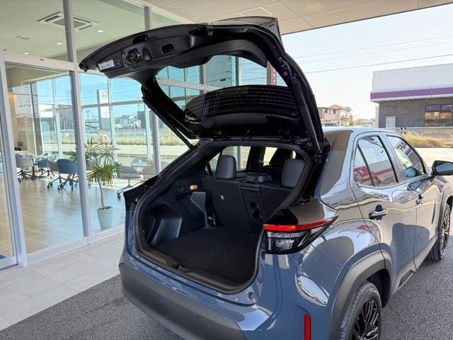 ヤリスクロス ハイブリッドZ ウルバーノ 2トーンカラー ブラインドスポットモニター パノラミックビューカメラ ビルトインETC AC100Vコンセント パワーバックドア パワーシート ステアリングヒーター オートハイビームシステム(34枚目)