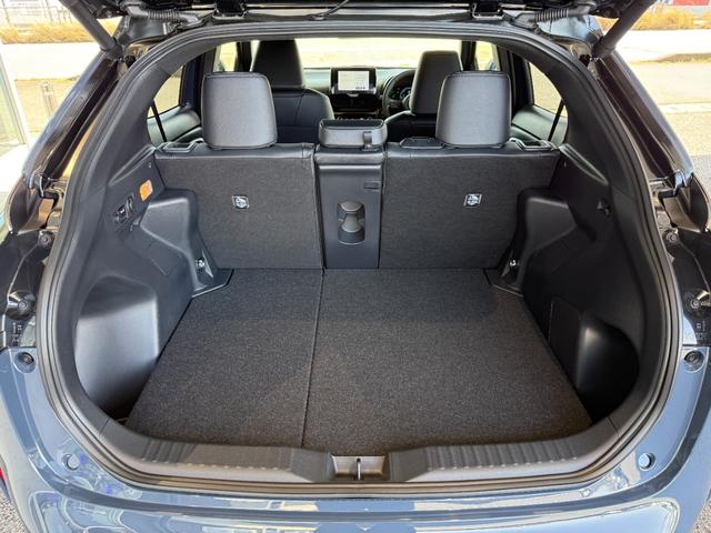 ヤリスクロス ハイブリッドZ ウルバーノ 2トーンカラー ブラインドスポットモニター パノラミックビューカメラ ビルトインETC AC100Vコンセント パワーバックドア パワーシート ステアリングヒーター オートハイビームシステム(35枚目)