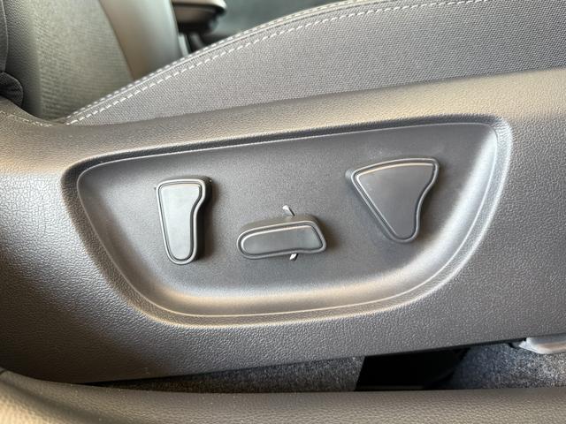 ヤリスクロス ハイブリッドZ ウルバーノ 2トーンカラー ブラインドスポットモニター パノラミックビューカメラ ビルトインETC AC100Vコンセント パワーバックドア パワーシート ステアリングヒーター オートハイビームシステム(42枚目)