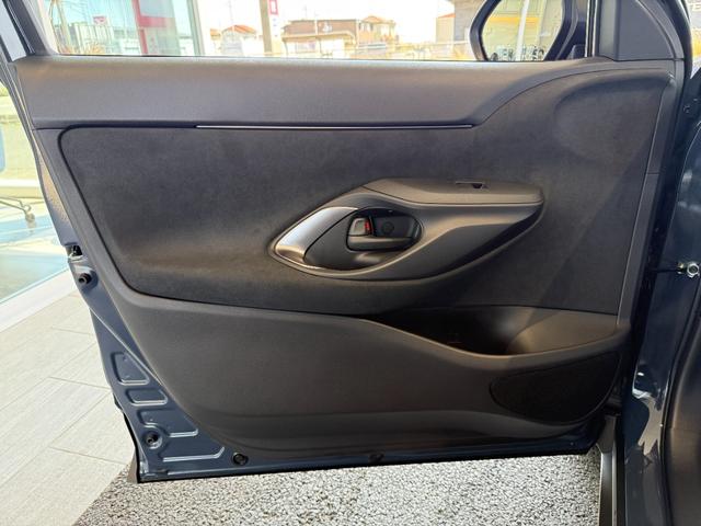 ヤリスクロス ハイブリッドZ ウルバーノ 2トーンカラー ブラインドスポットモニター パノラミックビューカメラ ビルトインETC AC100Vコンセント パワーバックドア パワーシート ステアリングヒーター オートハイビームシステム(45枚目)