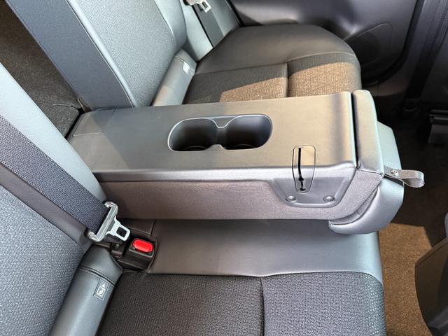 ヤリスクロス ハイブリッドZ ウルバーノ 2トーンカラー ブラインドスポットモニター パノラミックビューカメラ ビルトインETC AC100Vコンセント パワーバックドア パワーシート ステアリングヒーター オートハイビームシステム(50枚目)