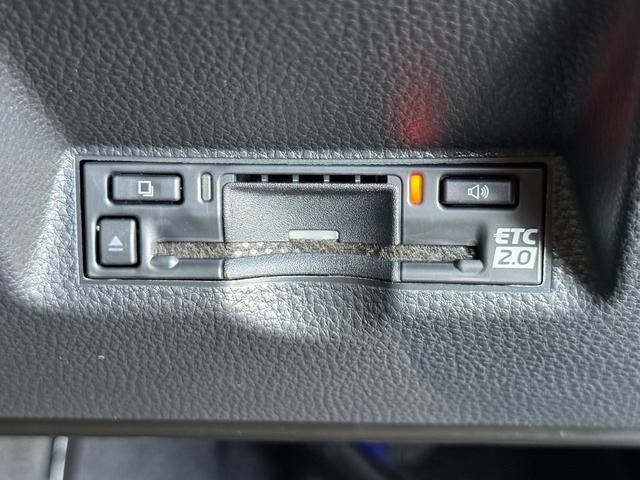 ヤリスクロス ハイブリッドＺ　ウルバーノ　２トーンカラー　ブラインドスポットモニター　パノラミックビューカメラ　ビルトインＥＴＣ　ＡＣ１００Ｖコンセント　パワーバックドア　パワーシート　ステアリングヒーター　オートハイビームシステム（8枚目）