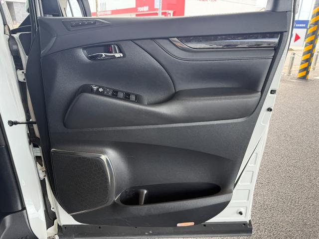 アルファード ２．５Ｓ　Ｃパッケージ　ツインムーンルーフ　アルパインナビ　モデリスタエアロ　デジタルミラー　ブラインドスポットモニター　後席モニター　ＥＴＣ　純正１８ＡＷ　パワーバックドア　パワースライド　シートヒーター＆シートクーラー（34枚目）