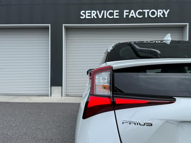 プリウス Ｓツーリングセレクション・ブラックエディション　８インチディスプレイオーディオ　モデリスタエアロ　ＴＶ視聴　パノラミックビューモニター　シートヒーター　ＡＣ１００Ｖ　純正１７インチアルミホイール　クルーズコントロール　ＥＴＣ２．０　ドラレコ」前後（28枚目）