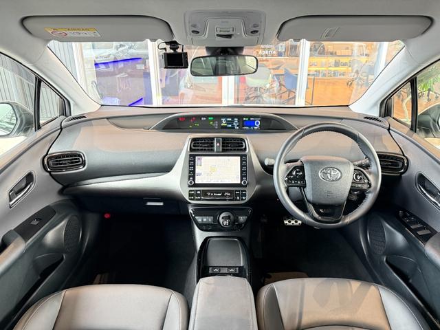 プリウス Ｓツーリングセレクション・ブラックエディション　８インチディスプレイオーディオ　モデリスタエアロ　ＴＶ視聴　パノラミックビューモニター　シートヒーター　ＡＣ１００Ｖ　純正１７インチアルミホイール　クルーズコントロール　ＥＴＣ２．０　ドラレコ」前後（47枚目）