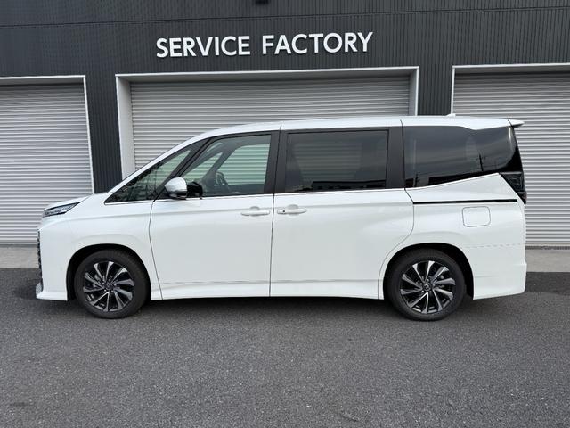 ヴォクシー ハイブリッドＳ－Ｚ　１０．５インチＤＡ　１３．２フリップダウンモニター　快適利便ＰＫＧ　３眼ＬＥＤヘッドライト　チームメイト　デジタルミラー　　パノラミックビュー　オットマン　シートヒーター　　ドラレコ　純正１７ＡＷ（10枚目）