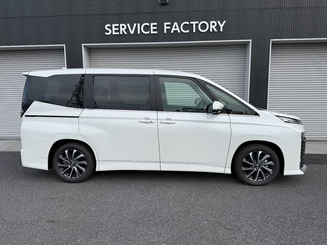 ヴォクシー ハイブリッドＳ－Ｚ　１０．５インチＤＡ　１３．２フリップダウンモニター　快適利便ＰＫＧ　３眼ＬＥＤヘッドライト　チームメイト　デジタルミラー　　パノラミックビュー　オットマン　シートヒーター　　ドラレコ　純正１７ＡＷ（11枚目）