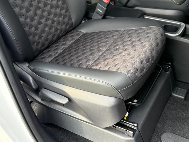 ヴォクシー ハイブリッドＳ－Ｚ　１０．５インチＤＡ　１３．２フリップダウンモニター　快適利便ＰＫＧ　３眼ＬＥＤヘッドライト　チームメイト　デジタルミラー　　パノラミックビュー　オットマン　シートヒーター　　ドラレコ　純正１７ＡＷ（39枚目）