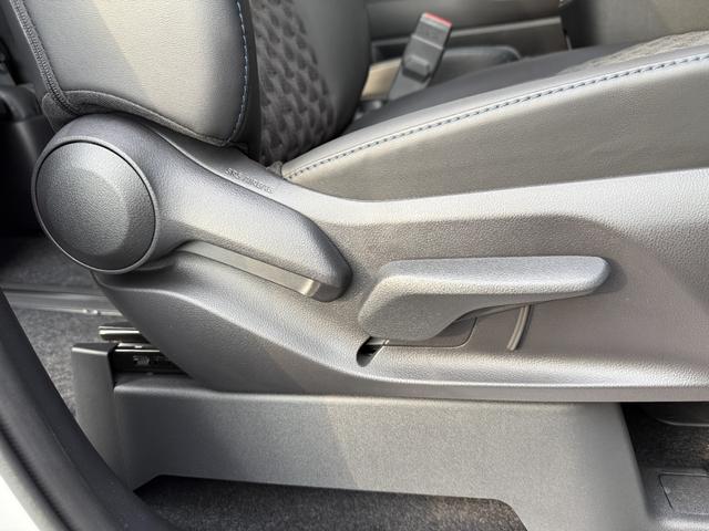 ヴォクシー ハイブリッドＳ－Ｚ　１０．５インチＤＡ　１３．２フリップダウンモニター　快適利便ＰＫＧ　３眼ＬＥＤヘッドライト　チームメイト　デジタルミラー　　パノラミックビュー　オットマン　シートヒーター　　ドラレコ　純正１７ＡＷ（40枚目）