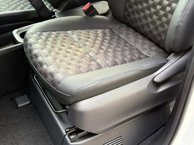 ヴォクシー ハイブリッドＳ－Ｚ　１０．５インチＤＡ　１３．２フリップダウンモニター　快適利便ＰＫＧ　３眼ＬＥＤヘッドライト　チームメイト　デジタルミラー　　パノラミックビュー　オットマン　シートヒーター　　ドラレコ　純正１７ＡＷ（42枚目）