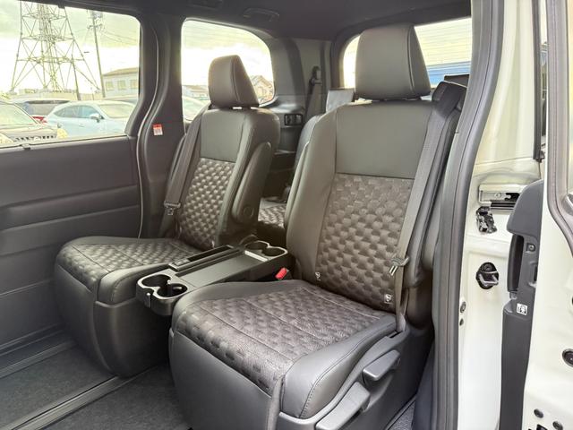 ヴォクシー ハイブリッドＳ－Ｚ　１０．５インチＤＡ　１３．２フリップダウンモニター　快適利便ＰＫＧ　３眼ＬＥＤヘッドライト　チームメイト　デジタルミラー　　パノラミックビュー　オットマン　シートヒーター　　ドラレコ　純正１７ＡＷ（44枚目）