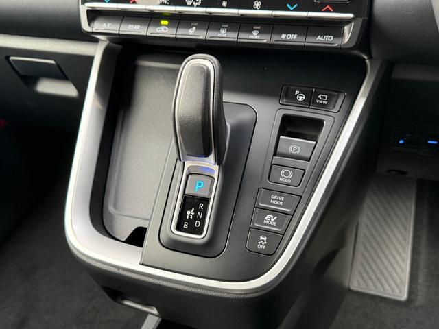 ヴォクシー ハイブリッドＳ－Ｚ　１０．５インチＤＡ　１３．２フリップダウンモニター　快適利便ＰＫＧ　３眼ＬＥＤヘッドライト　チームメイト　デジタルミラー　　パノラミックビュー　オットマン　シートヒーター　　ドラレコ　純正１７ＡＷ（58枚目）