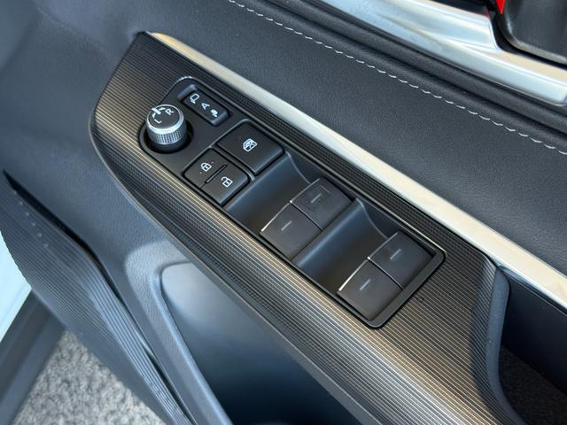 ハリアーハイブリッド Ｚ　レザーパッケージ・ナイトシェード　パノラマルーフ　ＡＣ１００Ｖ　本革　１２．３ＪＢＬサウンドナビ　パノラミックビュー　デジタルミラー　ブラインドスポット　シートヒーターシートクーラー　パワーシート　ステアリングヒーター　ＥＴＣ２．０（41枚目）