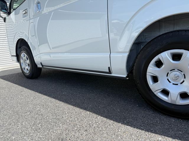 ハイエースバン 7インチナビ デジタルミラー 両側PWスライド パノラミックビュー 4WD バックカメラ TV ステアリングスイッチ 純正タイヤ プッシュスタート オートハイビーム スペアタイヤ 電動格納ミラー(27枚目)