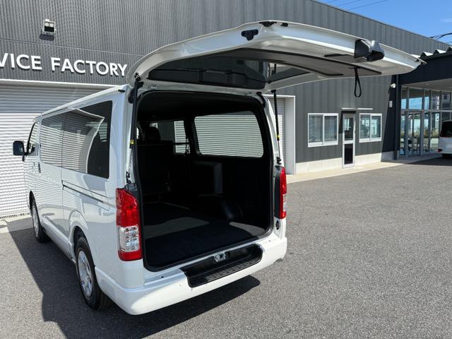 ハイエースバン 7インチナビ デジタルミラー 両側PWスライド パノラミックビュー 4WD バックカメラ TV ステアリングスイッチ 純正タイヤ プッシュスタート オートハイビーム スペアタイヤ 電動格納ミラー(32枚目)