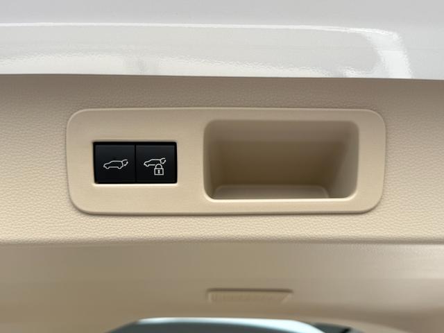 ランドクルーザー ＺＸ　モデリスタエアロフェンダー　ＪＢＬサウンド　リヤデフロック　ルーフレール　トノカバー　クールＢＯＸ　リアエンターテイメント　寒冷地仕様　空気圧センサー（39枚目）