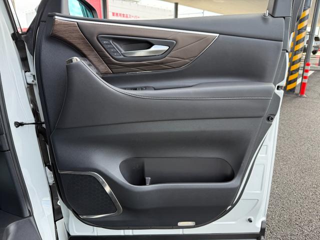 アルファードハイブリッド エグゼクティブラウンジ　モデリスタエアロ　グリルカバー　ツインムーンルーフ　デジタルインナーミラー　ヘッドアップディスプレイ　１３．２インチフリップダウンモニター　電動リアゲート　ブラインドスポットモニター（40枚目）