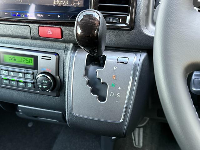 ハイエースバン スーパーGL ダークプライムII ALPINE11型フローティングナビ パノラミックビューモニター デジタルミラー 寒冷地仕様 プロジェクター式LEDヘッド AC100V フルセグTV Bluetooth 純正15インチアルミ(56枚目)