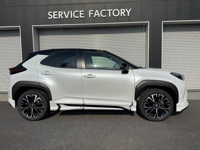 ヤリスクロス ハイブリッドＺ　モデリスタエアロ　パワーバックドア　パノラミックビュー　ディスプレイオーディオ　パノラミックビュー　純正１８ＡＷ　ブラインドスポット　ＥＴＣ２．０　シートヒーター　アドバンスドパーク　ＨＤＭＩ（9枚目）