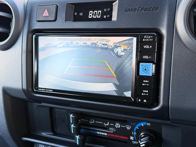ランドクルーザー７０ ＡＸ　純正フルセグナビ　電動デフロック　ＪＡＯＳフロントガーニッシュ　Ｆアンダーカバー　Ｒアンダーカバー　木目調ステアリング　丸目ヘッドランプ　自動防舷ミラー　オートクルーズコントロール　純正１６ＡＷ（4枚目）