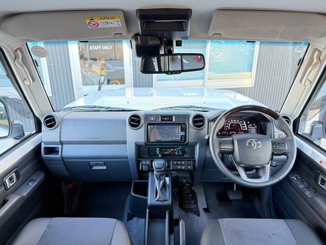 ランドクルーザー７０ ＡＸ　純正フルセグナビ　電動デフロック　ＪＡＯＳフロントガーニッシュ　Ｆアンダーカバー　Ｒアンダーカバー　木目調ステアリング　丸目ヘッドランプ　自動防舷ミラー　オートクルーズコントロール　純正１６ＡＷ（44枚目）