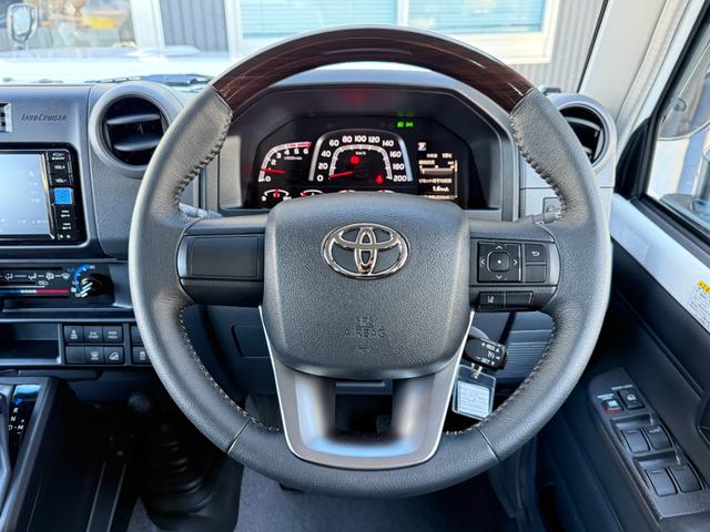 ランドクルーザー７０ ＡＸ　純正フルセグナビ　電動デフロック　ＪＡＯＳフロントガーニッシュ　Ｆアンダーカバー　Ｒアンダーカバー　木目調ステアリング　丸目ヘッドランプ　自動防舷ミラー　オートクルーズコントロール　純正１６ＡＷ（45枚目）