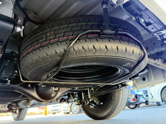 ハイエースバン 　７インチナビ　デジタルミラー　両側ＰＷスライド　パノラミックビュー　４ＷＤ　バックカメラ　ＴＶ　ステアリングスイッチ　純正タイヤ　プッシュスタート　オートハイビーム　スペアタイヤ　電動格納ミラー（8枚目）