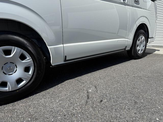 ハイエースバン 　７インチナビ　デジタルミラー　両側ＰＷスライド　パノラミックビュー　４ＷＤ　バックカメラ　ＴＶ　ステアリングスイッチ　純正タイヤ　プッシュスタート　オートハイビーム　スペアタイヤ　電動格納ミラー（25枚目）