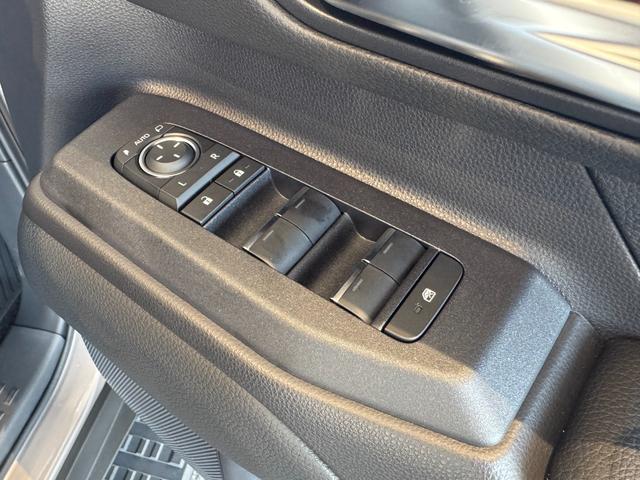 ランドクルーザー２５０ ＶＸ　サンルーフ　パノラミックビューモニター　デジタルインナーミラー　ブラインドスポットモニター　純正１８インチアルミホイール　電動リアゲート　おアワーバックドア　ルーフレール　トヨタチームメイト（42枚目）