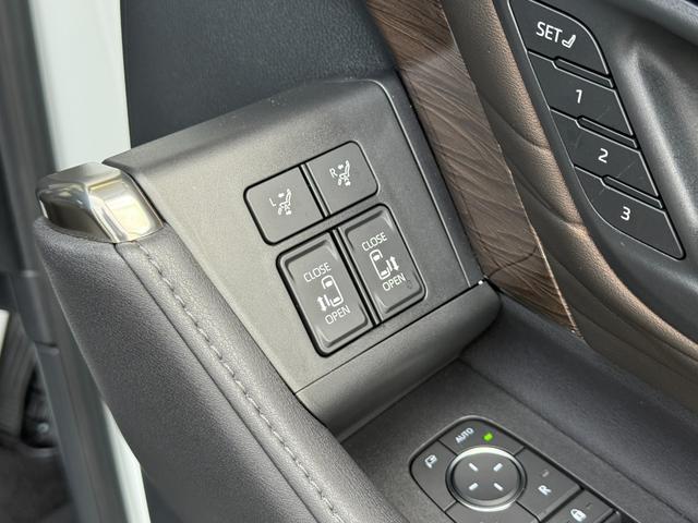 アルファードハイブリッド エグゼクティブラウンジ　モデリスタエアロ　グリルカバー　ツインムーンルーフ　デジタルインナーミラー　ヘッドアップディスプレイ　１３．２インチフリップダウンモニター　電動リアゲート　ブラインドスポットモニター（42枚目）