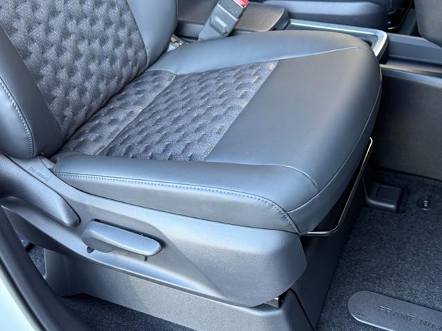 ヴォクシー ハイブリッドＳ－Ｚ　１０．５インチＤＡ　デジタルミラー　１３．２型後席モニター　快適利便ＰＫＧ　チームメイト　パノラミックビュー　ブラインドスポット　ＣＤＤＶＤデッキ　ドラレコ前後　パワーバックドア　　シートヒーター（41枚目）